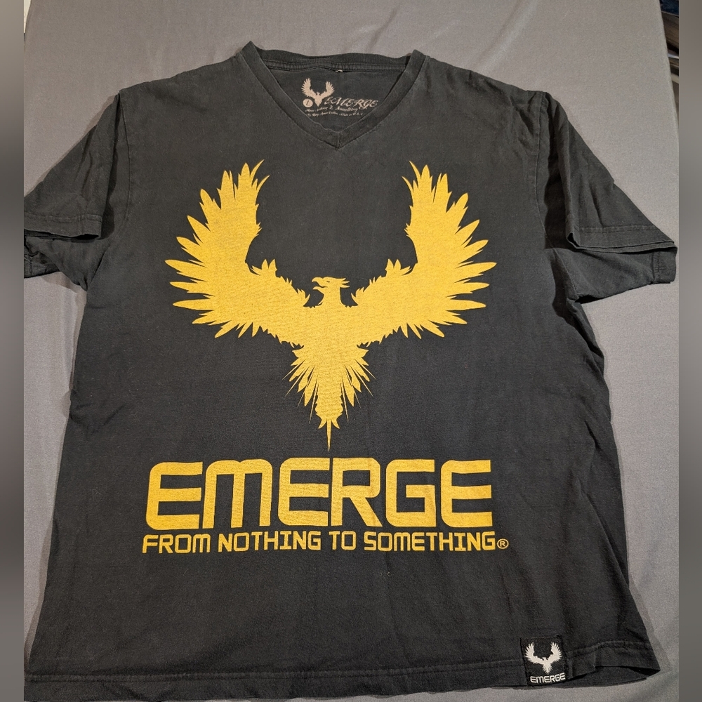 Erge Black T-Shirt with Gold Graphic